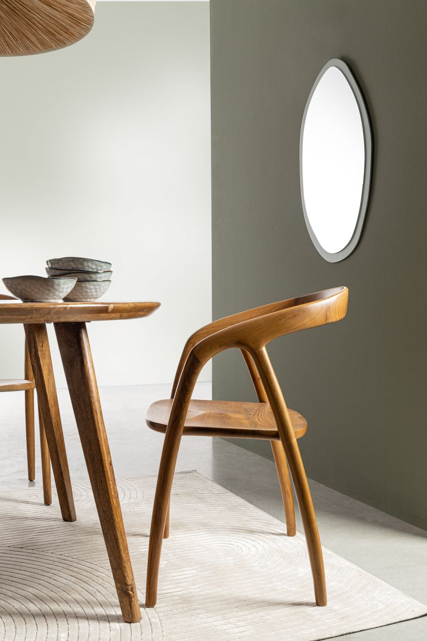 Der Esszimmerstuhl Dotty überzeugt mit seinem modernen Stil. Gefertigt wurde er aus Teakholz, welcher einen natürlichen Farbton besitzt. Der Stuhl besitzt eine Sitzhöhe von 46 cm.