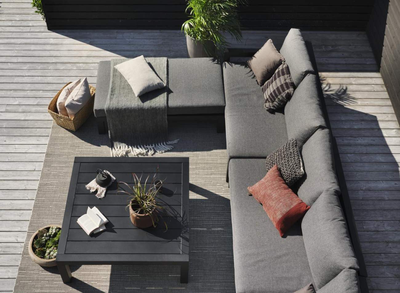 Der Gartenteppich Amarante überzeugt mit seinem modernen Design. Gefertigt wurde er aus Webstoff, welcher einen grauen Farbton besitzt. Der Teppich hat eine Größe von 160x230 cm.