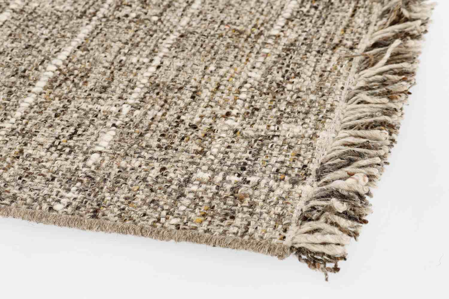 Der Teppich Senuri überzeugt mit seinem klassischen Design. Gefertigt wurde die Vorderseite aus 70% Polyester und 30% Wolle, die Rückseite ist aus Baumwolle. Der Teppich besitzt eine braunen Farbton und die Maße von 160x230 cm.