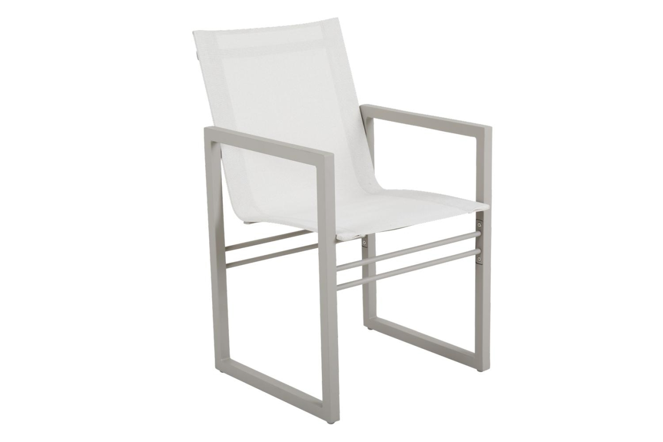 Der Gartenstuhl Vevi überzeugt mit seinem modernen Design. Gefertigt wurde er aus Textilene, welches einen weißen Farbton besitzt. Das Gestell ist aus Teakholz und hat eine kaki Farbe. Die Sitzhöhe des Stuhls beträgt 45 cm.