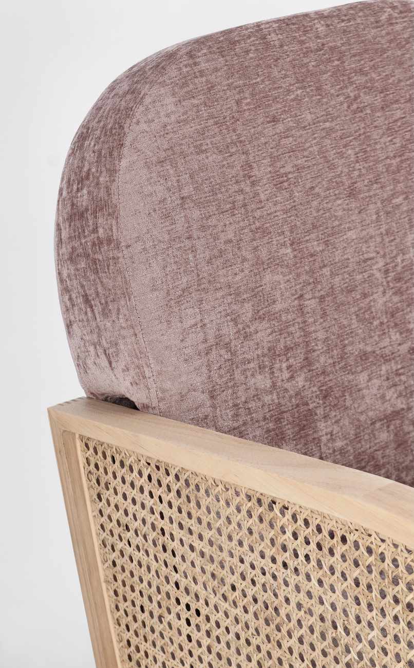 Der Sessel Dalida überzeugt mit seinem modernen Stil. Gefertigt wurde er aus einem Stoff-Bezug, welcher einen Altrosa  Farbton besitzt. Das Gestell ist aus Kautschukholz und hat eine natürliche Farbe. Der Sessel verfügt über eine Armlehne.