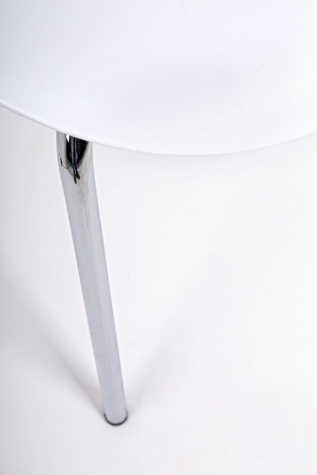 Der Stuhl Tessa überzeugt mit seinem modernem Design. Gefertigt wurde der Stuhl aus Kunststoff, welcher einen weißen Farbton besitzt. Das Gestell ist aus Metall und ist in einer silbernen Farbe. Die Sitzhöhe beträgt 45 cm.