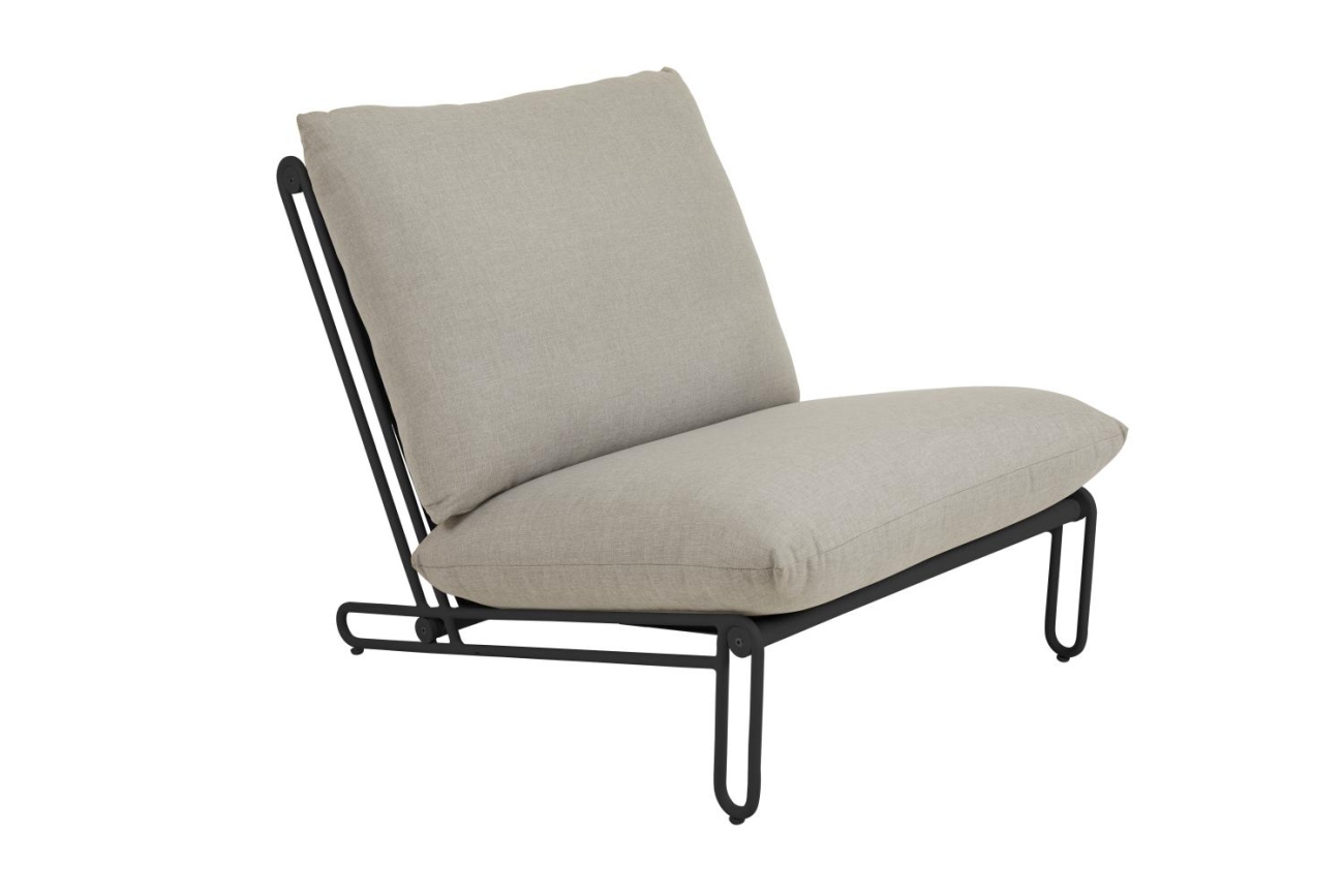 Der Gartensessel Blixt überzeugt mit seinem modernen Design. Gefertigt wurde er aus Metall, welches einen schwarzen Farbton besitzt. Das Gestell ist auch aus Metall und das Sitzkissen hat eine Beige Farbe. Die Sitzhöhe des Sessels beträgt 40 cm.