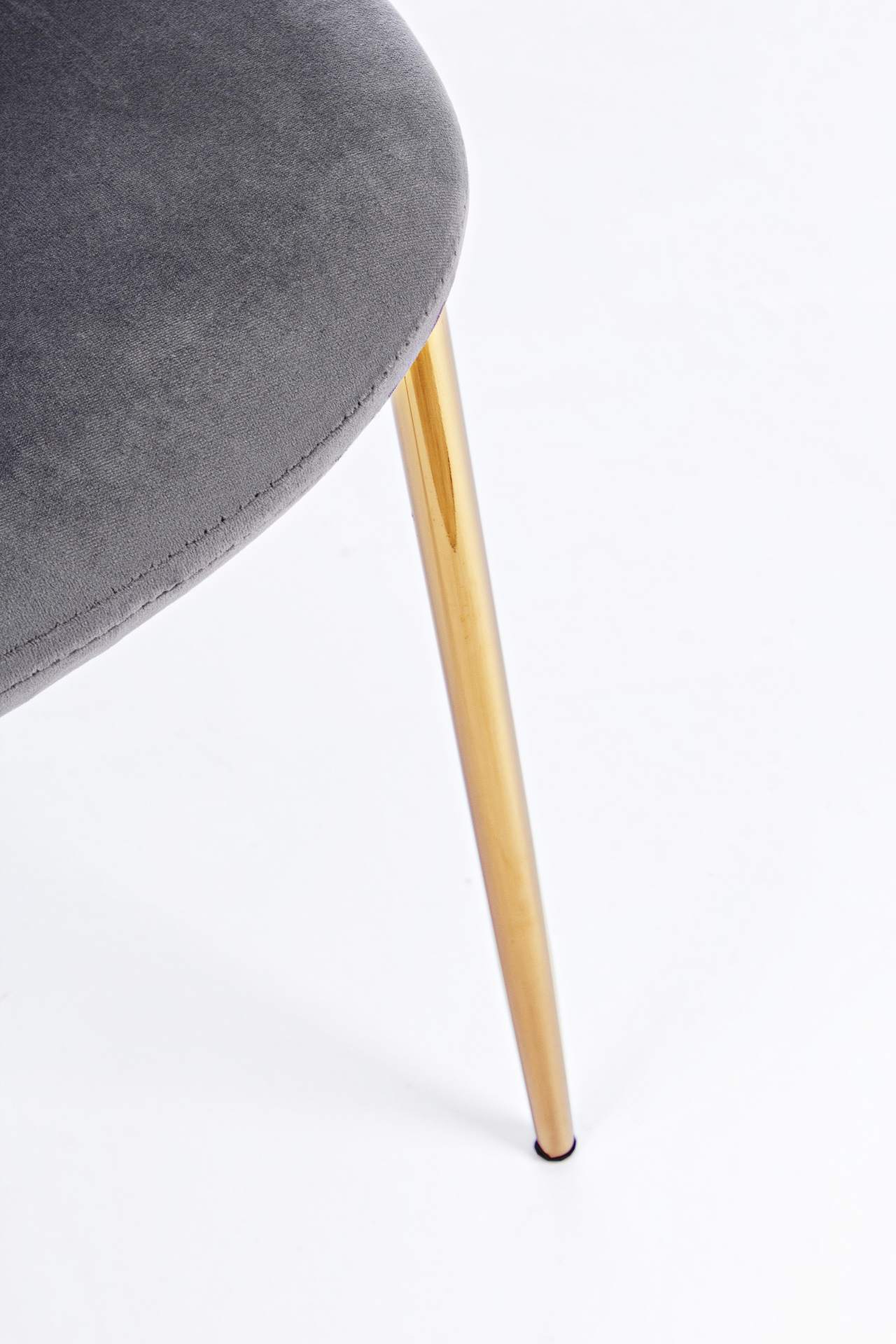 Der Esszimmerstuhl Terry überzeugt mit seinem modernem Design. Gefertigt wurde der Stuhl aus einem Samt-Bezug, welcher einen Dunkelgrauen Farbton besitzt. Das Gestell ist aus Metall und ist Gold. Die Sitzhöhe beträgt 47 cm.