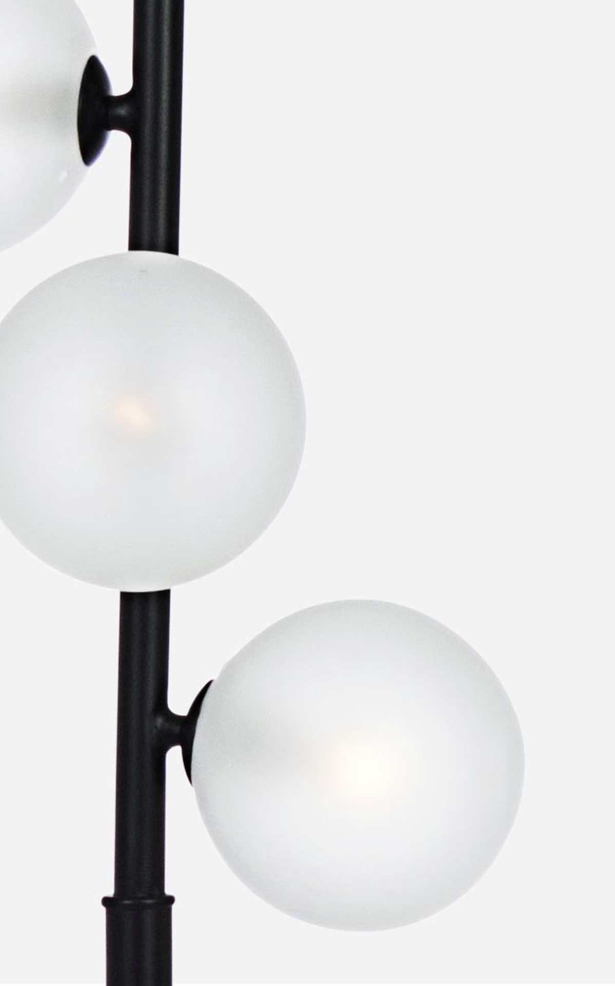 Die Stehlampe Balls überzeugt mit ihrem moderndem Design. Gefertigt wurde sie aus welches einen schwarzen Farbton besitzt. Die Lampengehäuse sind aus Milchglas- Die Lampe verfügt insgesamt über fünf Lichtquellen, mit G9 MAX 3W Glühbirnen. Die Kabellänge d