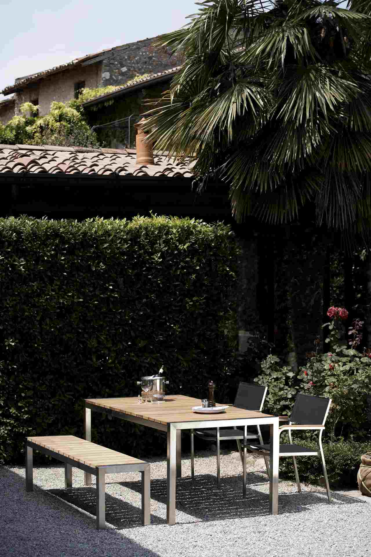 Der moderne Gartentisch Luxury wurde aus einem Edelstahlgestell und einer Teakholz-Platte gefertigt. Designet wurde der Tisch von der Marke Jan Kurtz und hat eine Länge von 180 cm.