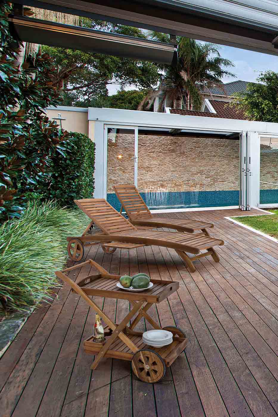 Gartenliege aus massiven Akazienholz mit Rollen und verstellbaren Kopfteil. Hochwertige Sonnenliege Noemi für Garten, Balkon und Terrasse