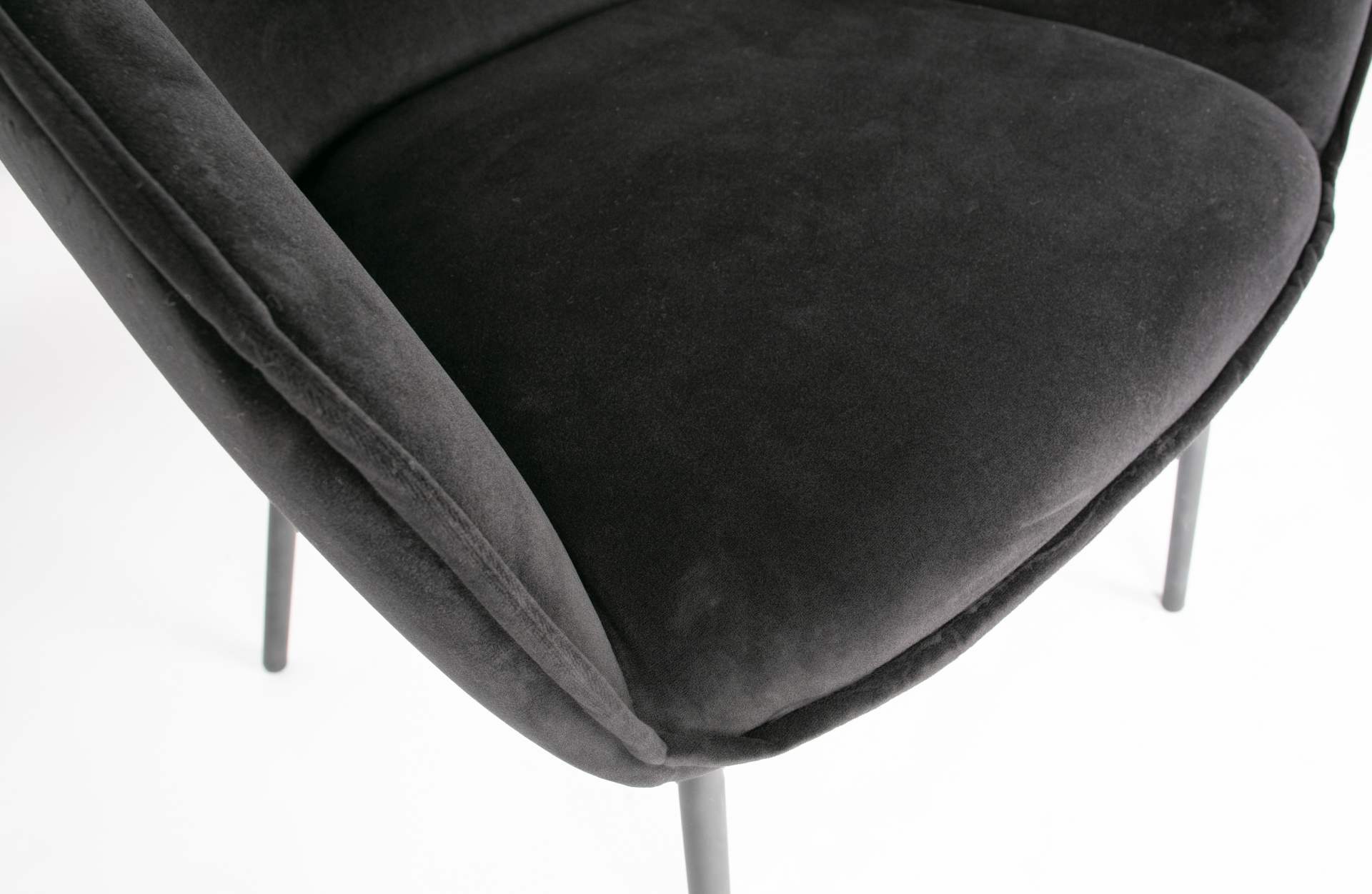 Der Esszimmerstuhl Sien wurde mit einem Samt Bezug bezogen. Er ist immer als 2er-Set erhältlich. Der Stuhl ist in zwei Varianten verfügbar, dieser besitzt die Farbe Schwarz.