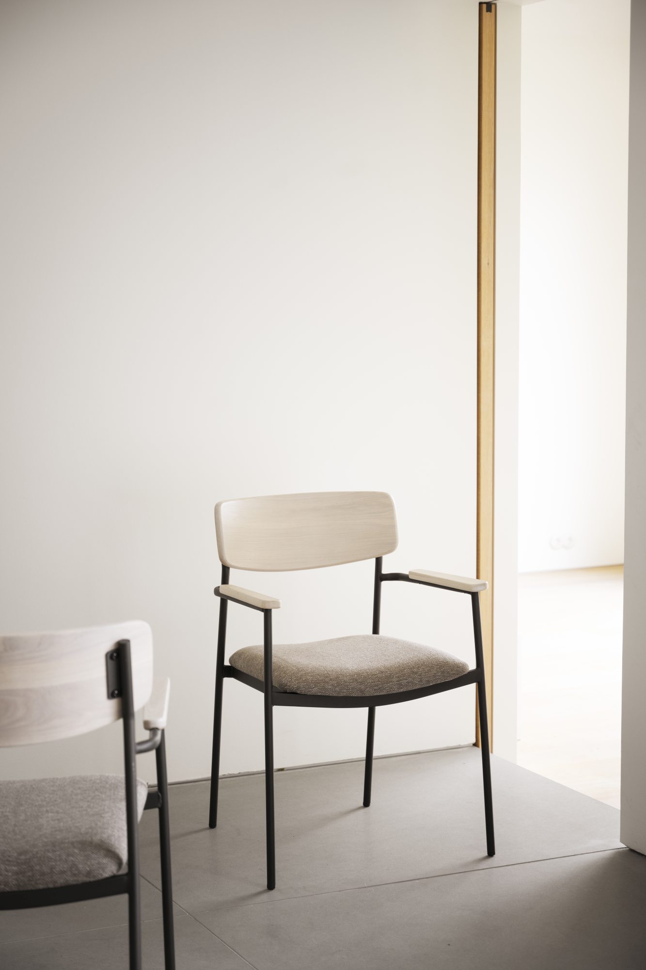 Stuhl Maymont 2er Set mit Armlehnen, Whitewash / Dunkelbeige – überzeugt mit zeitlosem Stil.