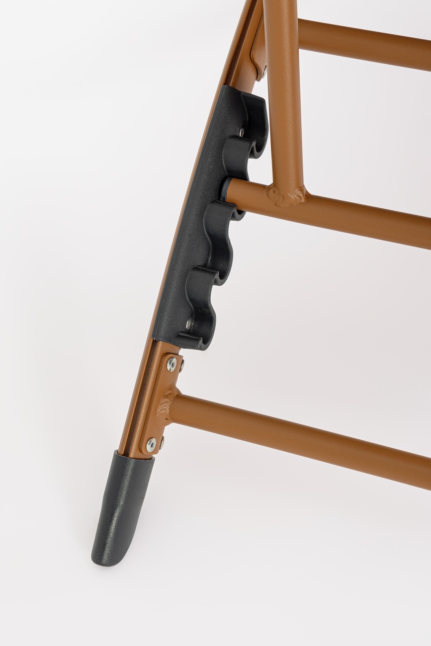 Der Loungesessel Taylor überzeugt mit seinem modernen Design. Gefertigt wurde er aus Textilene, welches einen braunen Farbton besitzt. Das Gestell ist aus Metall und hat eine braune Farbe. Der Sessel ist klappbar.