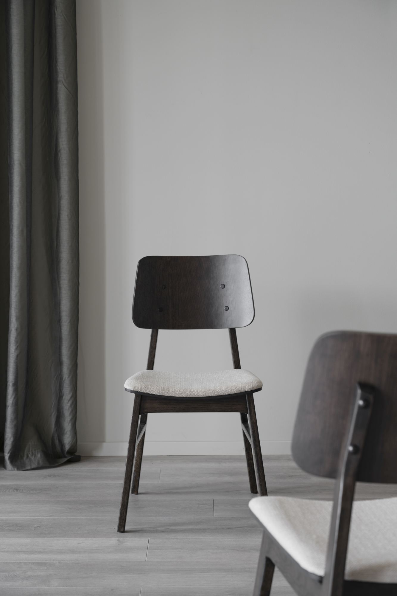 Design trifft Funktion: Stuhl Nagano 2er Set, Eiche Braun / Beige.