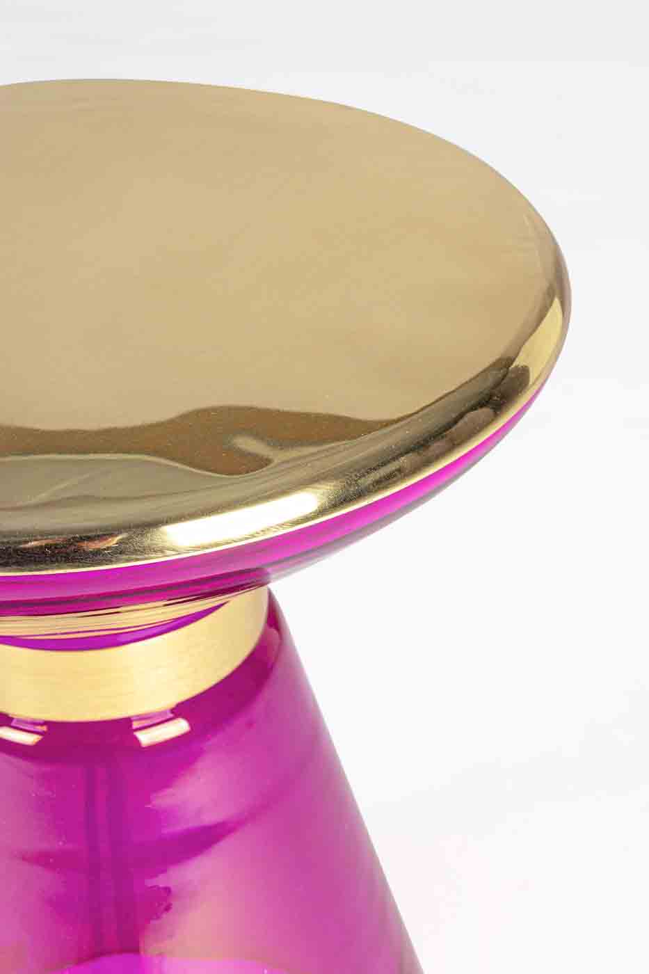 Der Beistelltisch Meriel hat ein modernes Design. Gefertigt wurde der Tisch aus Glas, die Oberfläche ist aus Messing vergoldetem Metall. Der Tisch hat einen Rosa Farbton.