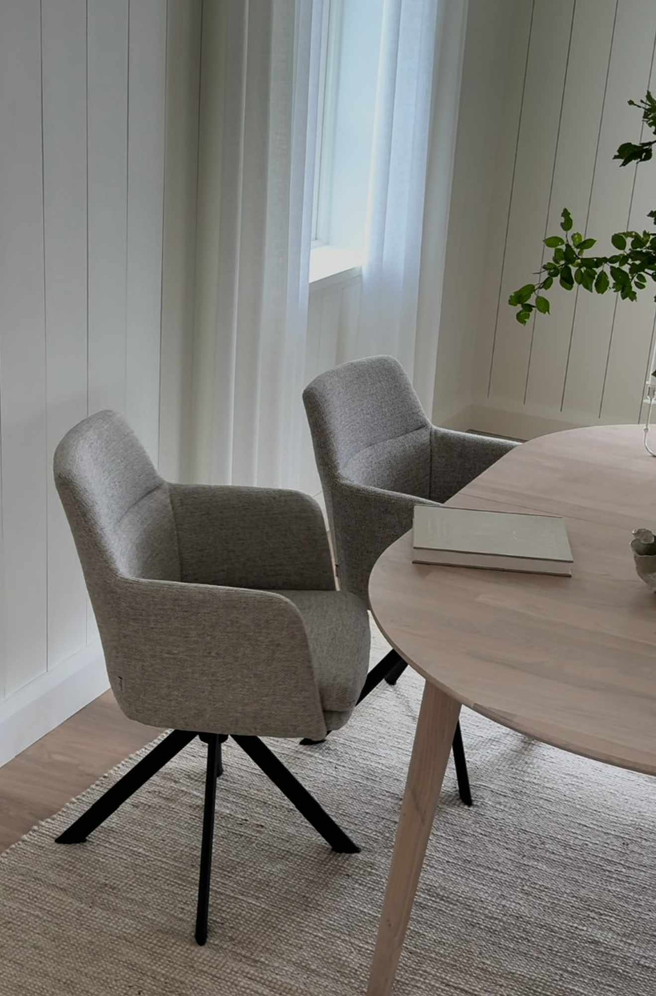 Stuhl Gladstone 2er Set mit Armlehnen, drehbar, Hellbeige – modernes Design trifft Komfort.