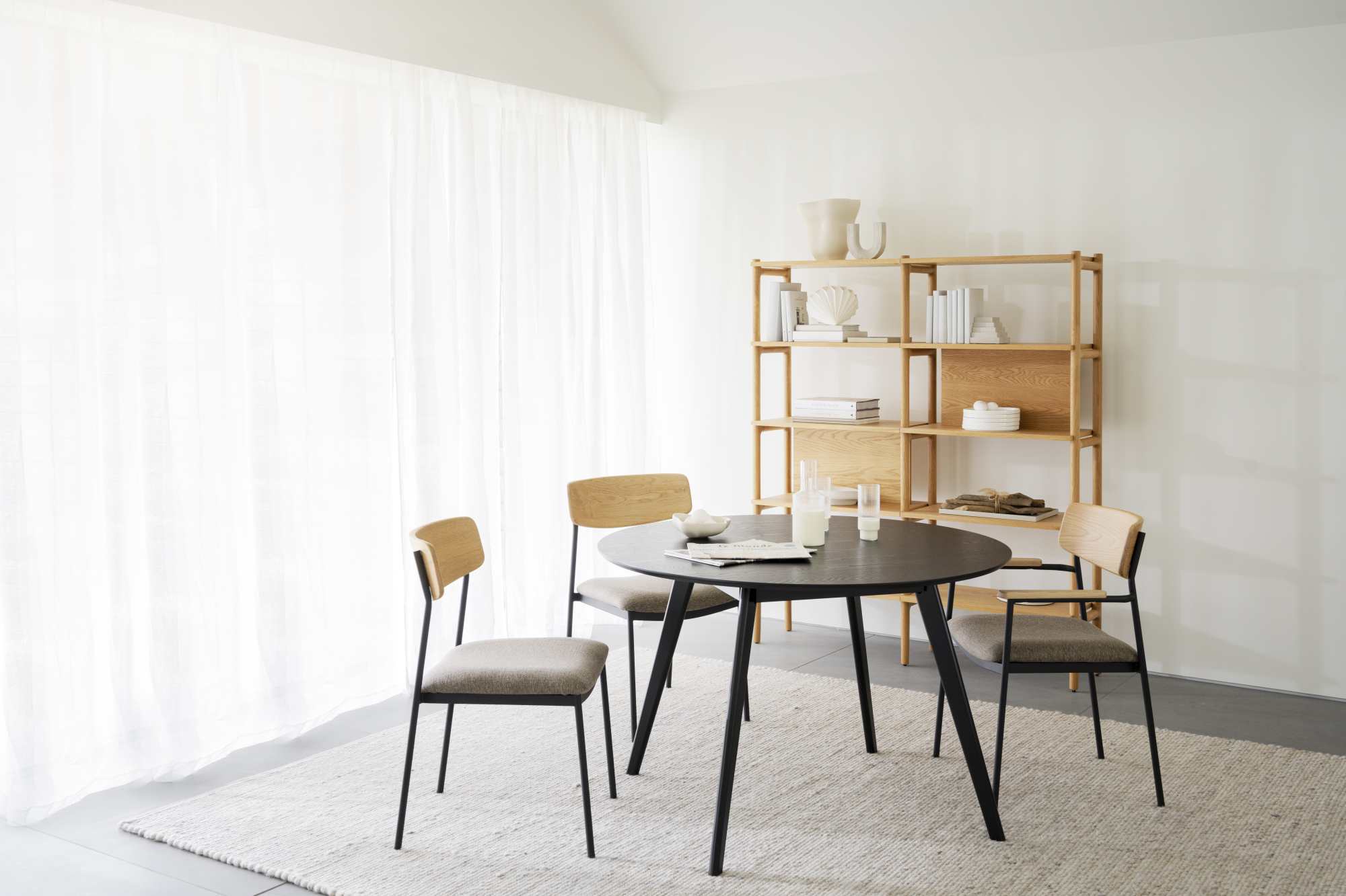 Komfortabel & schön – Esstisch Yumi Rund 115cm, MDF Esche Schwarz.