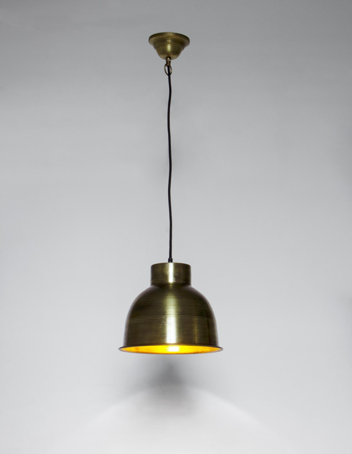 Die Hängeleuchte Maribel überzeugt mit ihrem klassischen Design. Gefertigt wurde sie aus Metall, welches einen goldenen Farbton besitzt. Das Gestell ist auch aus Metall. Die Lampe besitzt eine Höhe von 25 cm.