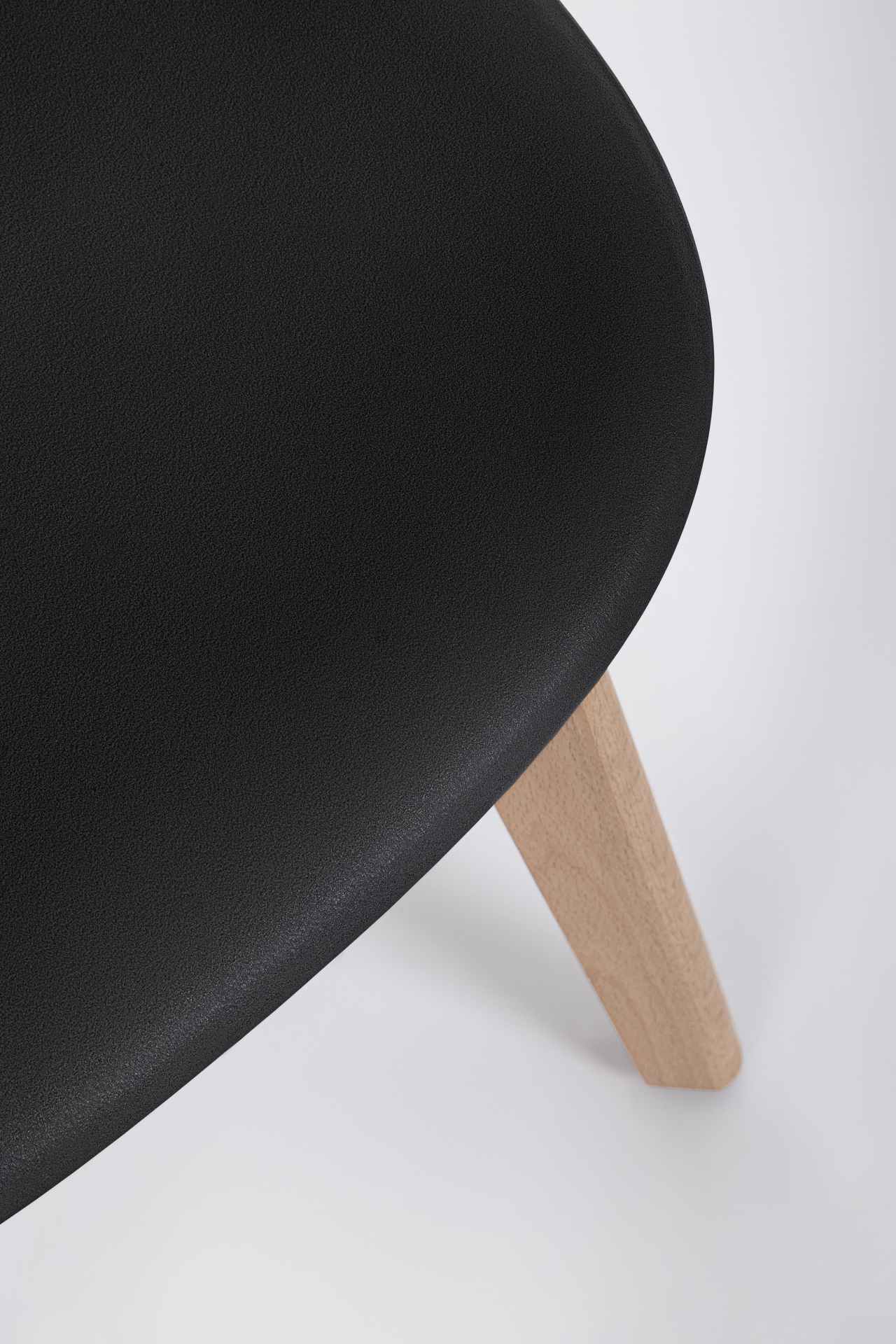 Der Stuhl System überzeugt mit seinem modernem Design. Gefertigt wurde der Stuhl aus Kunststoff, welcher einen schwarzen Farbton besitzt. Das Gestell ist aus Buchenholz. Die Sitzhöhe des Stuhls ist 46 cm