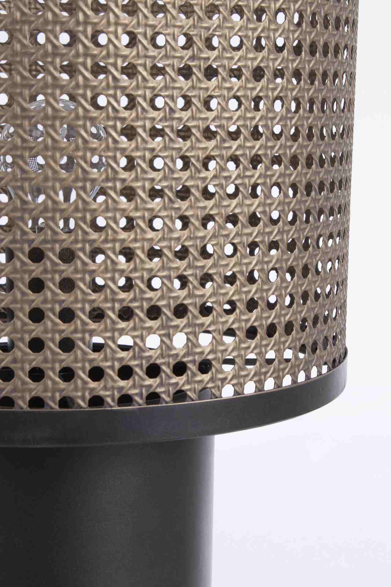 Die Tischleuchte Modish überzeugt mit ihrem modernen Design. Gefertigt wurde sie aus Metall, welches einen Anthrazit Farbton besitzt. Der Lampenschirm ist auch aus Metall und hat eine Bronze Farbe. Die Lampe besitzt eine Höhe von 52 cm.