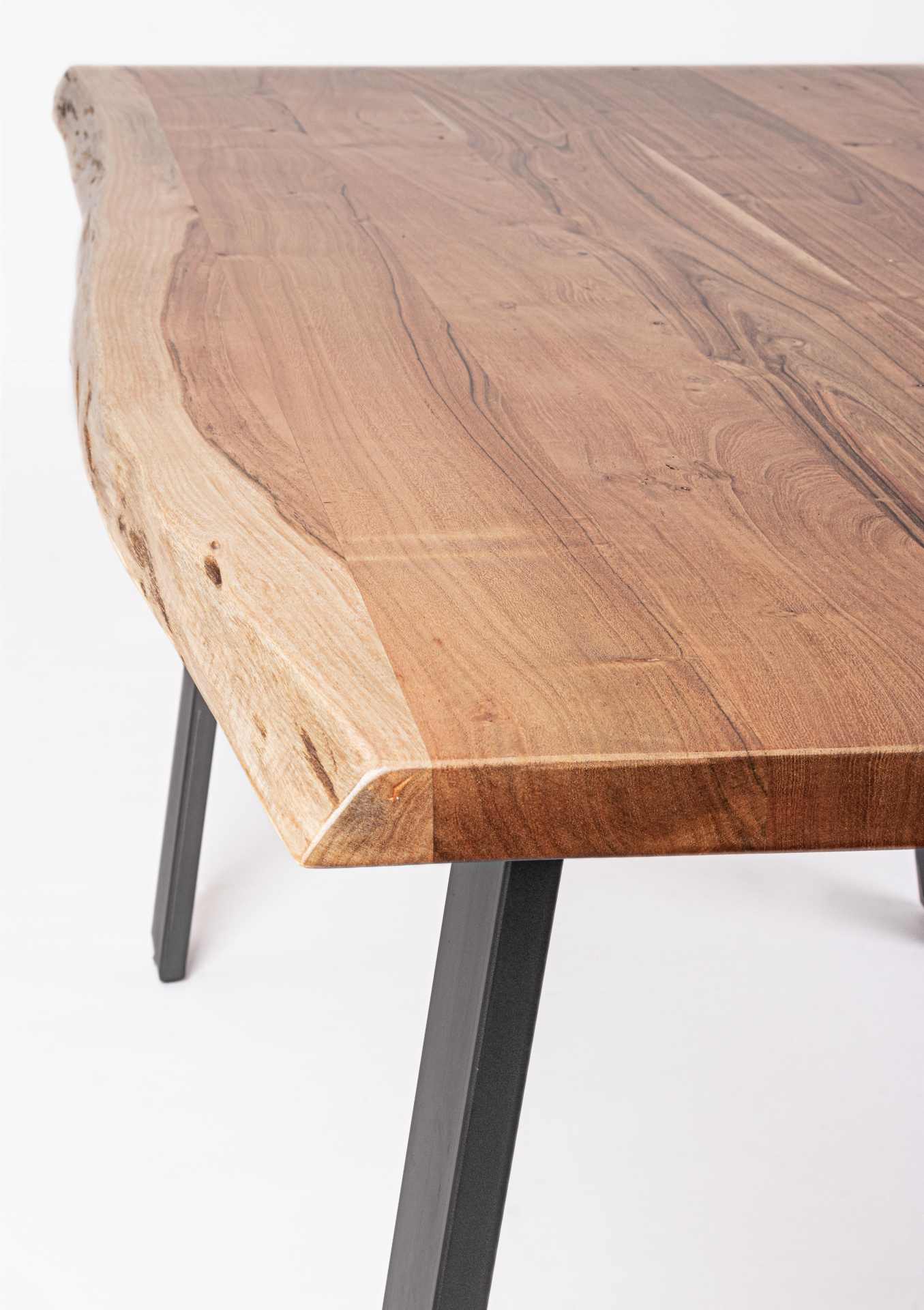 Der Esstisch Aron überzeugt mit seinem moderndem Design gefertigt wurde er aus Akazienholz, welches einen natürlichen Farbton besitzt. Das Gestell des Tisches ist aus Metall und ist Schwarz. Der Tisch besitzt eine Breite von 160 cm.
