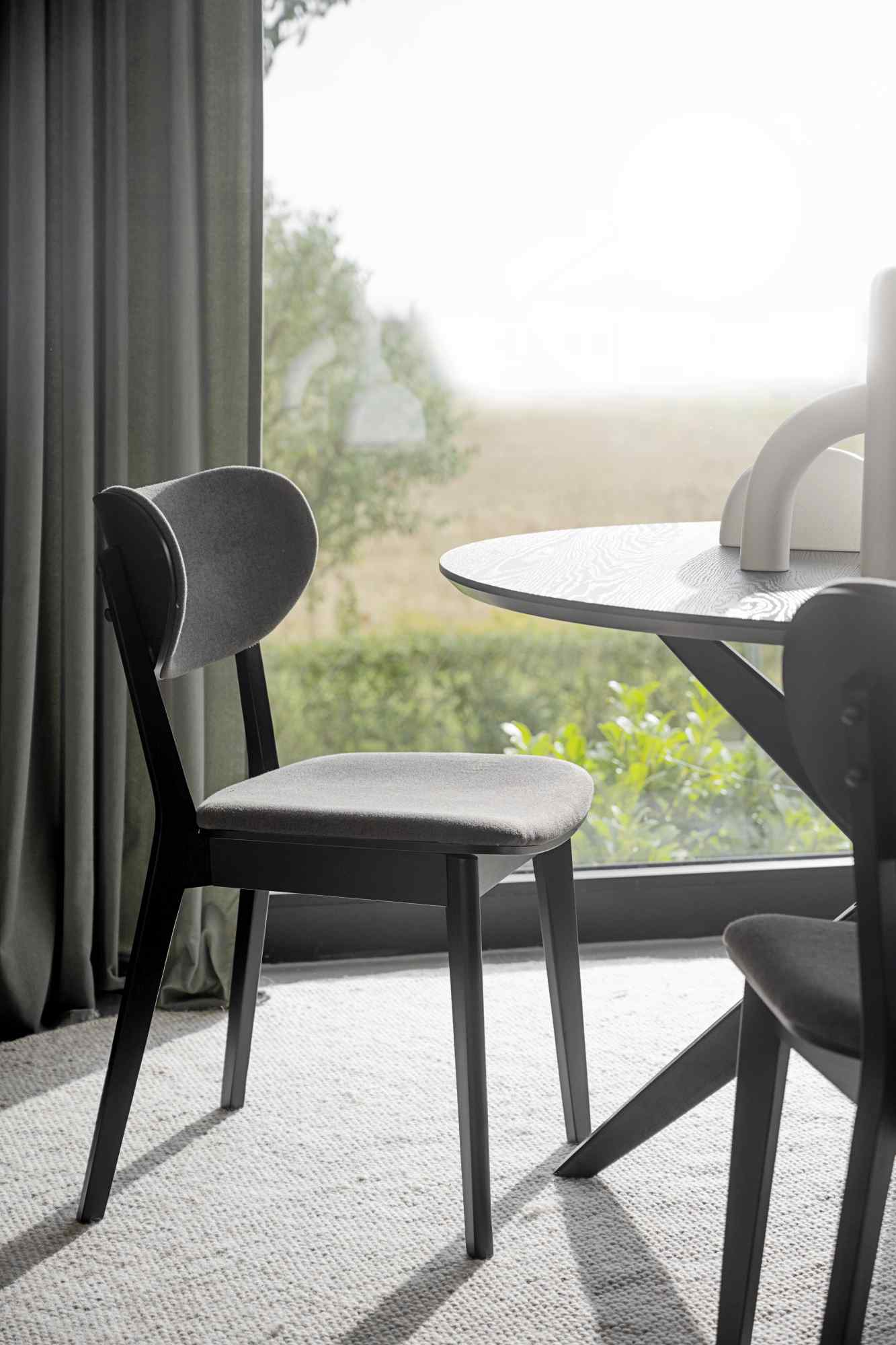 Design trifft Funktion: Stuhl Kato 2er Set, Schwarz / Grau.