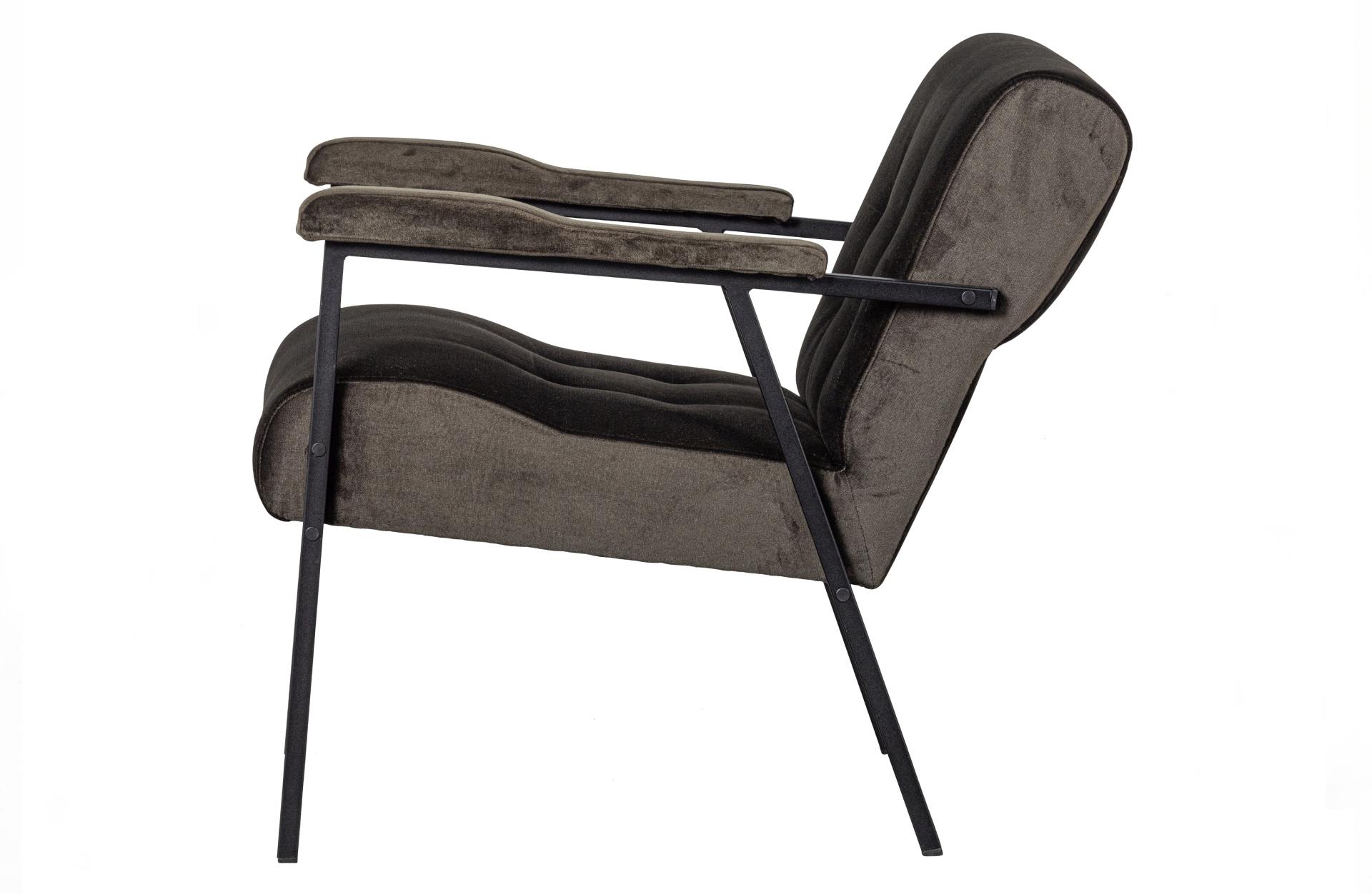 Der Sessel Scott überzeugt mit seinem klassischen Design. Gefertigt wurde er aus einem Samt-Stoff, welcher einen grünen Farbton besitzt. Das Gestell ist aus Metall und hat eine schwarze Farbe. Die Sitzhöhe beträgt 48 cm.