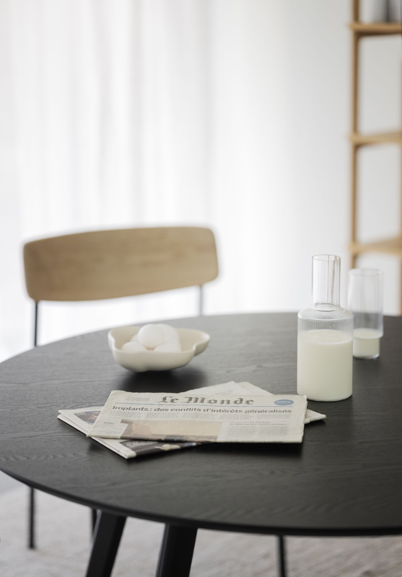 Komfortabel & schön – Esstisch Yumi Rund 115cm, MDF Esche Schwarz.