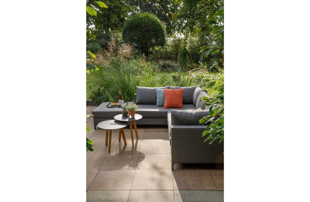 Das Gartenecksofa Sicilia überzeugt mit seinem modernen Design. Gefertigt wurde er aus Stoff, welches einen dunkelgrauen Farbton besitzt. Das Gestell ist aus Aluminium und hat eine Anthrazit Farbe. Das Sofa wird inklusive Kissen geliefert.