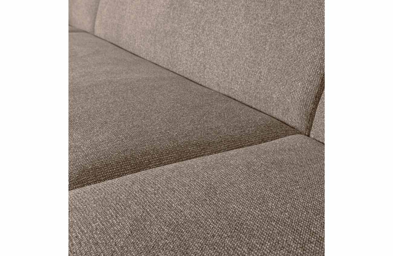Das Sofa Sloping in U-Form überzeugt mit seinem modernen Stil. Gefertigt wurde es aus Melange-Stoff, welcher einen braunen Farbton besitzt. Die Füße besitzen eine schwarze Farbe. Das Sofa besitzt eine Größe von 339x225 cm.