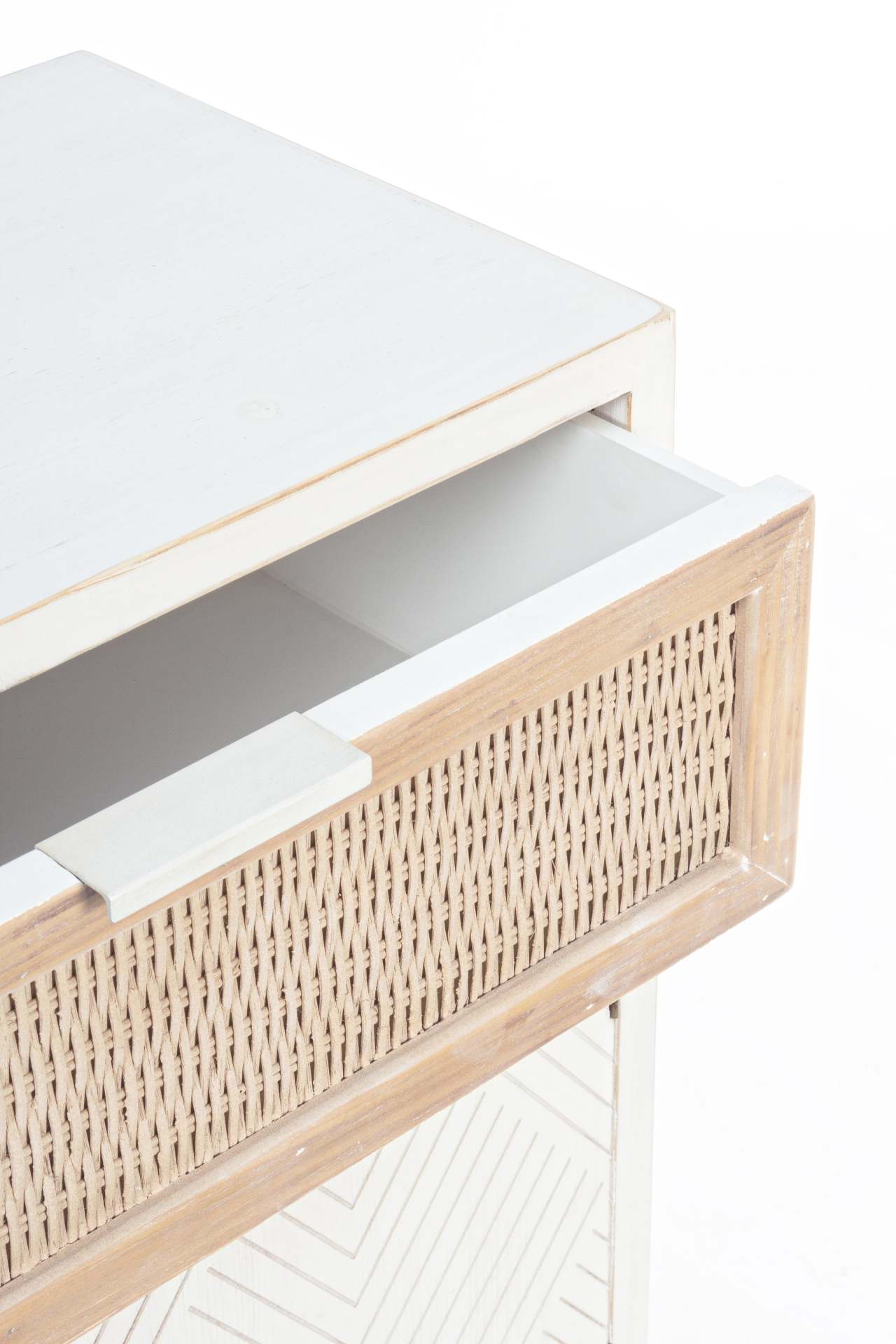 Der Nachttisch Clothilde überzeugt mit seinem klassischen Design. Gefertigt wurde er aus Tannenholz, welches einen weißen Farbton besitzt. Die Schublade ist aus Rattan und hat eine natürlichen Farbe. Der Nachttisch verfügt über eine Schublade und eine Tür