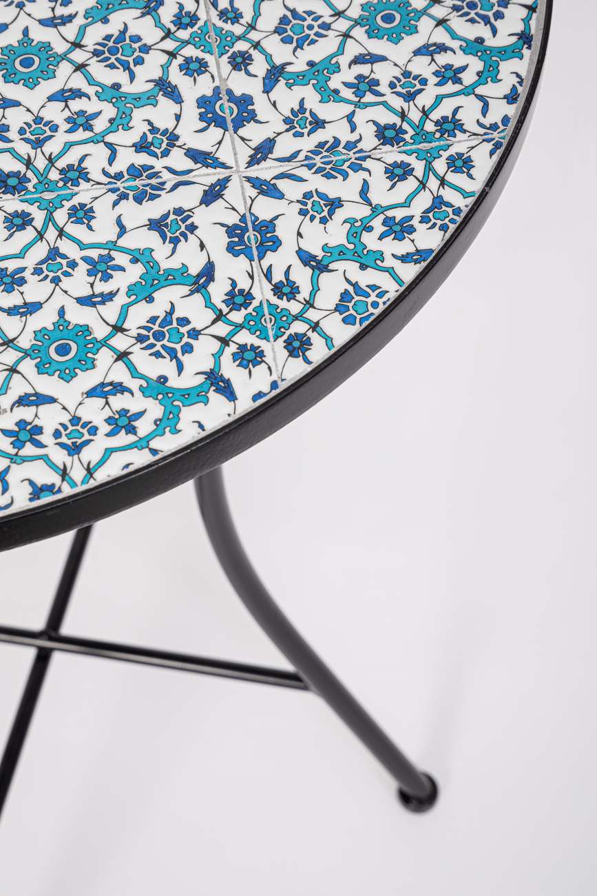 Der Gartenesstisch Samos überzeugt mit seinem modernen Design. Gefertigt wurde er aus Keramik, welches einen hellen Farbton besitzt. Das Gestell ist aus Metall und hat eine schwarze Farbe. Der Tisch besitzt einen Durchmesser von 60 cm.
