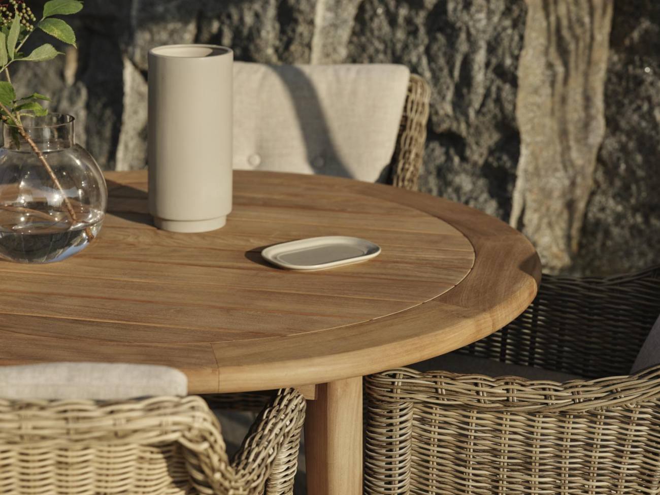 Der Gartenesstisch Lilja überzeugt mit seinem modernen Design. Gefertigt wurde die Tischplatte aus Teakholz und hat eine natürliche Farbe. Das Gestell ist auch aus Teakholz und hat eine natürliche Farbe. Der Tisch besitzt einen Durchmesser von 165 cm.