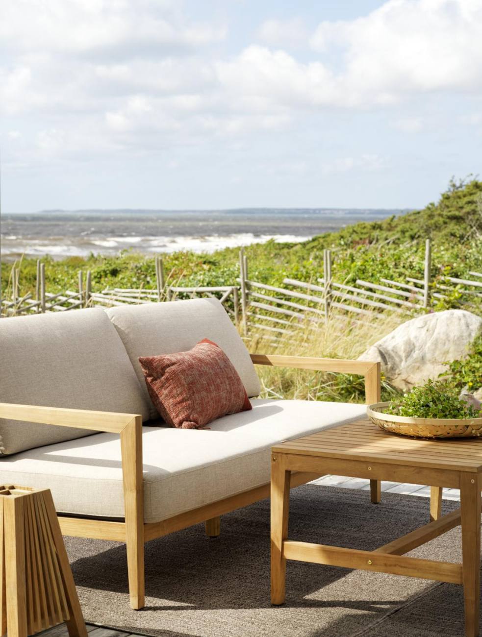 Das Gartensofa Populär überzeugt mit seinem modernen Design. Gefertigt wurde er aus Stoff, welcher einen grauen Farbton besitzt. Das Gestell ist aus Teakholz und hat eine braune Farbe. Die Sitzhöhe des Sofas beträgt 44 cm.