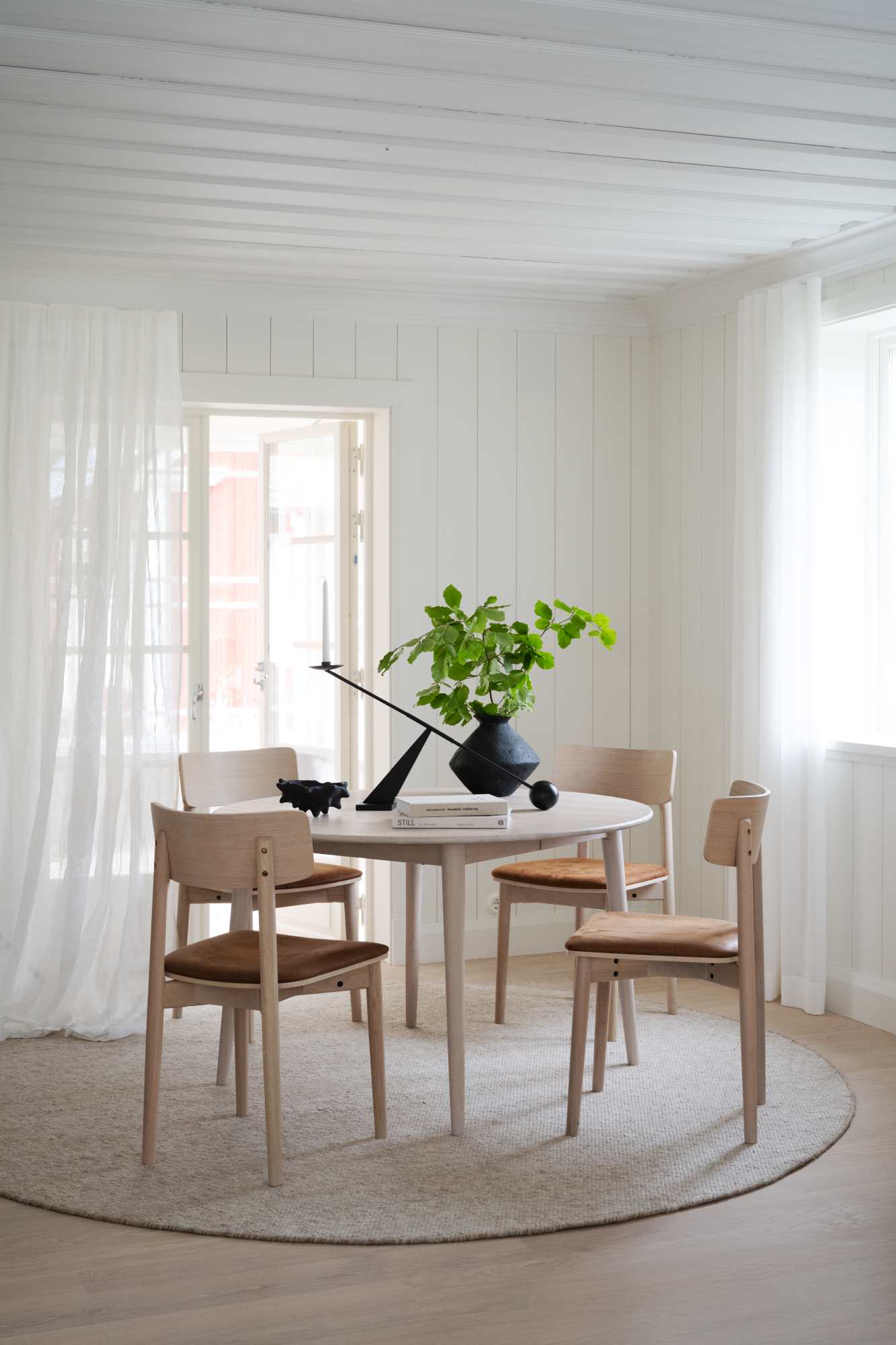 Komfortabel & schön – Ausziehtisch Tyler Rund 120/165cm, Eiche Weiß pigmentiert.