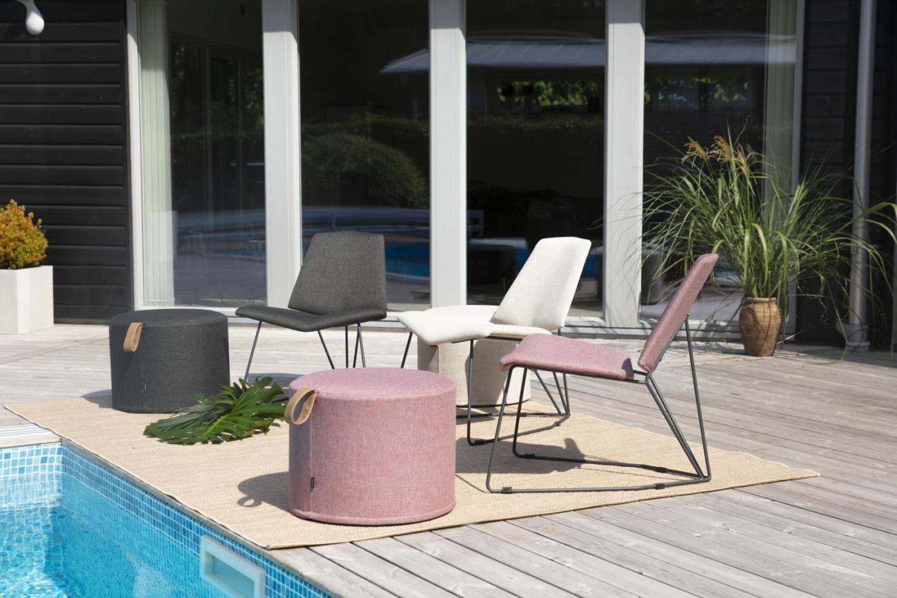 Der Gartenstuhl Pollux überzeugt mit seinem modernen Design. Gefertigt wurde er aus Stoff, welcher einen pinken Farbton besitzt. Das Gestell ist aus Metall und hat eine schwarze Farbe. Die Sitzhöhe des Stuhls beträgt 42 cm.