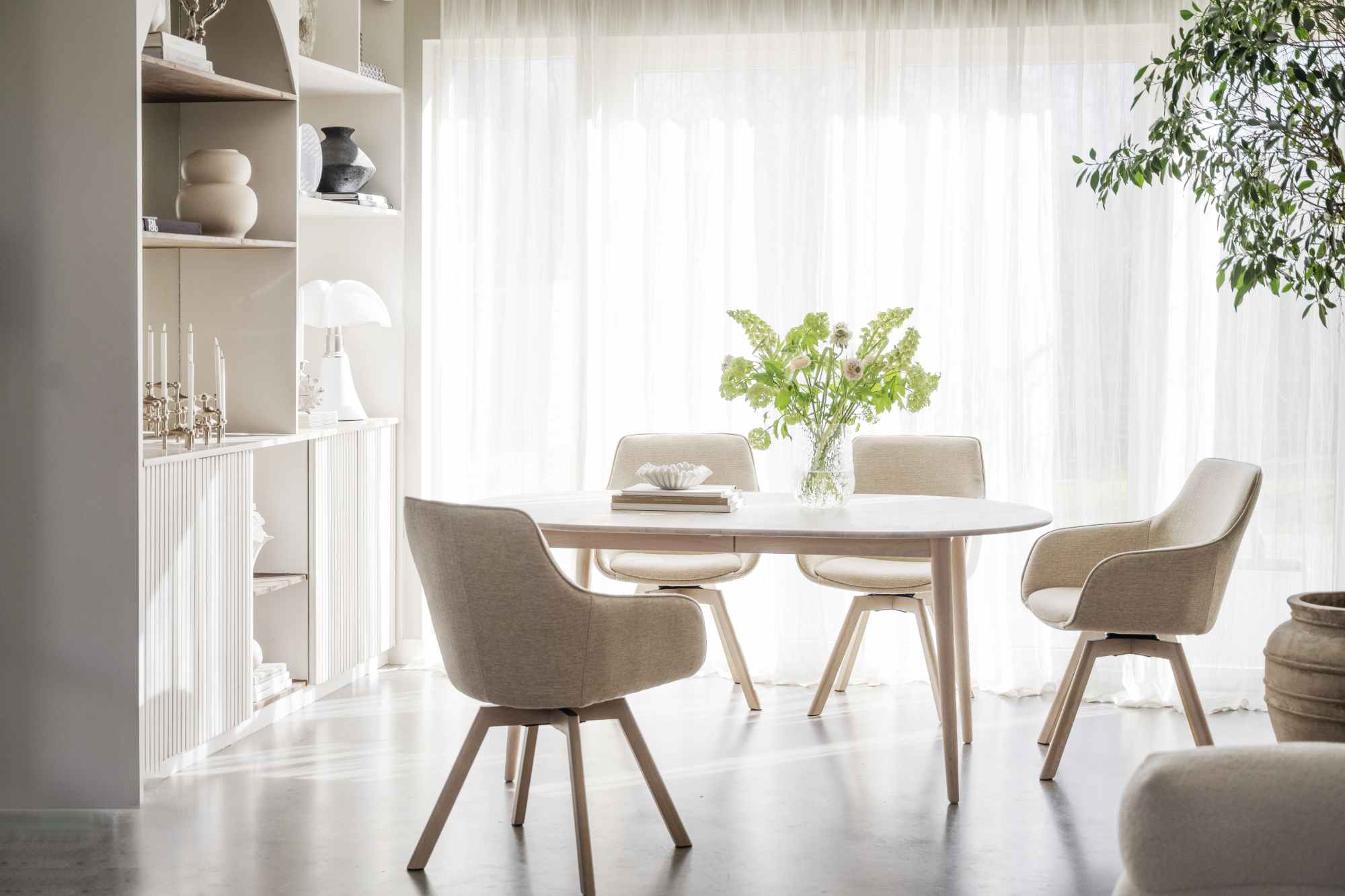 Ausziehtisch Tyler Oval 170/210cm, Eiche Weiß pigmentiert – stilvoller Blickfang für Ihr Zuhause.