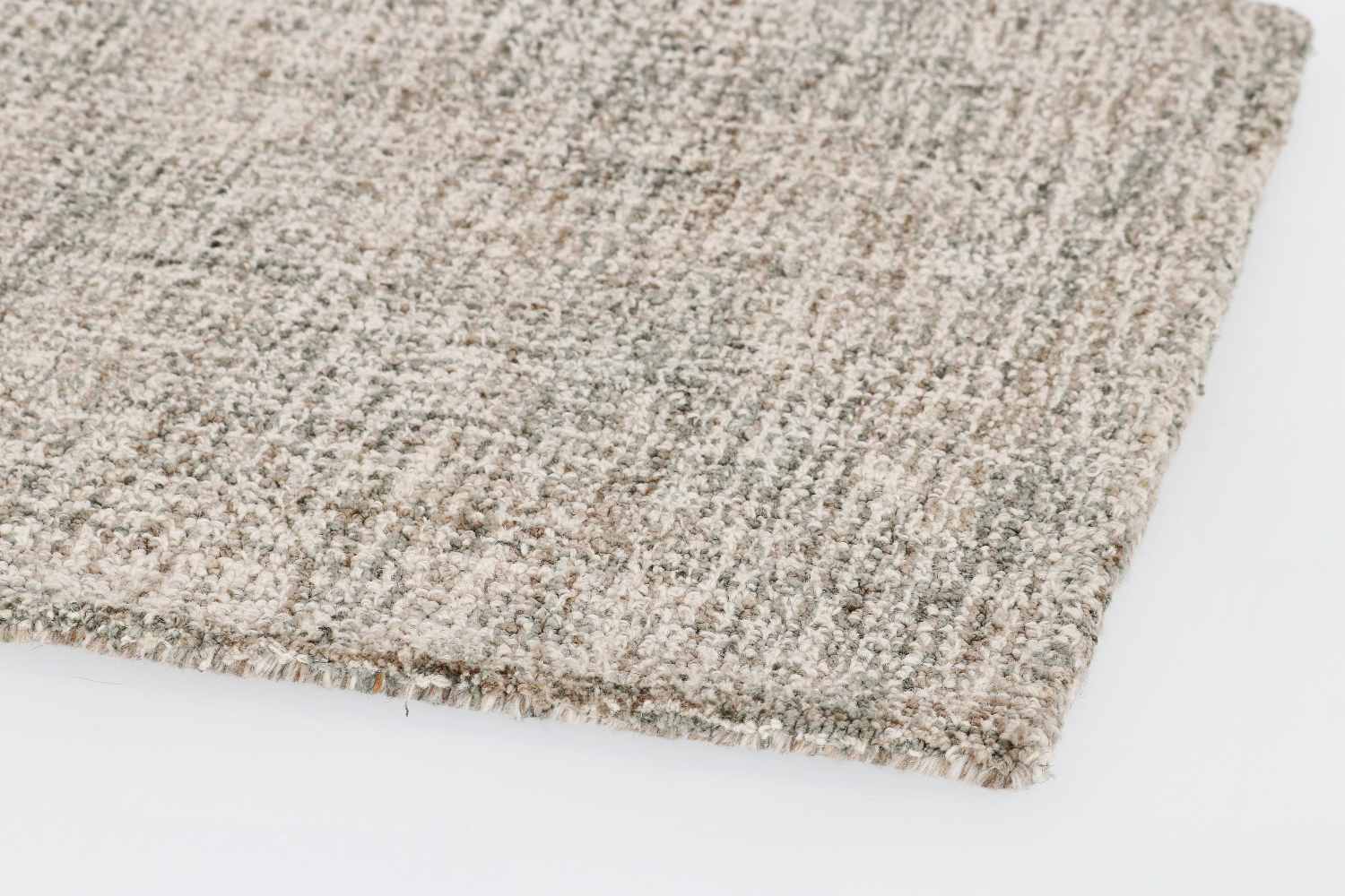 Der Teppich Hansi überzeugt mit seinem klassischen Design. Gefertigt wurde die Vorderseite aus 70% Polyester und 30% Wolle, die Rückseite ist aus Baumwolle. Der Teppich besitzt eine Beige Farbton und die Maße von 160x230 cm.