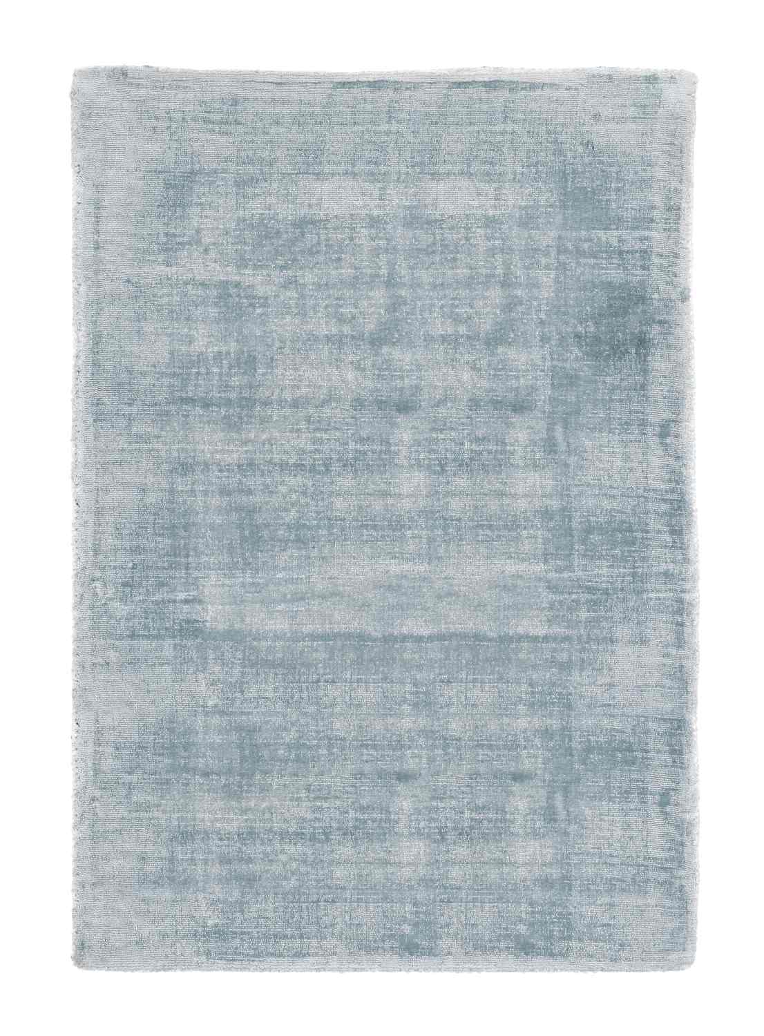 Der Teppich Rashmi überzeugt mit seinem modernen Design. Gefertigt wurde die Vorderseite aus Viskose und die Rückseite aus Baumwolle. Der Teppich besitzt eine hellblauen Farbton und die Maße von 140x200 cm.