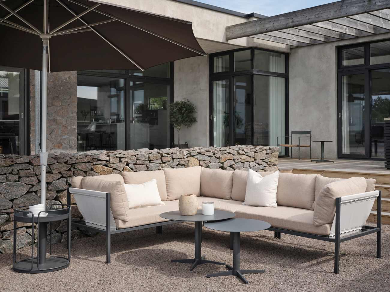 Gartenbeistelltisch Shady aus pulverbeschichtetem Metall, modern, rund, anthrazit, auch als Sonnenschirmständer nutzbar