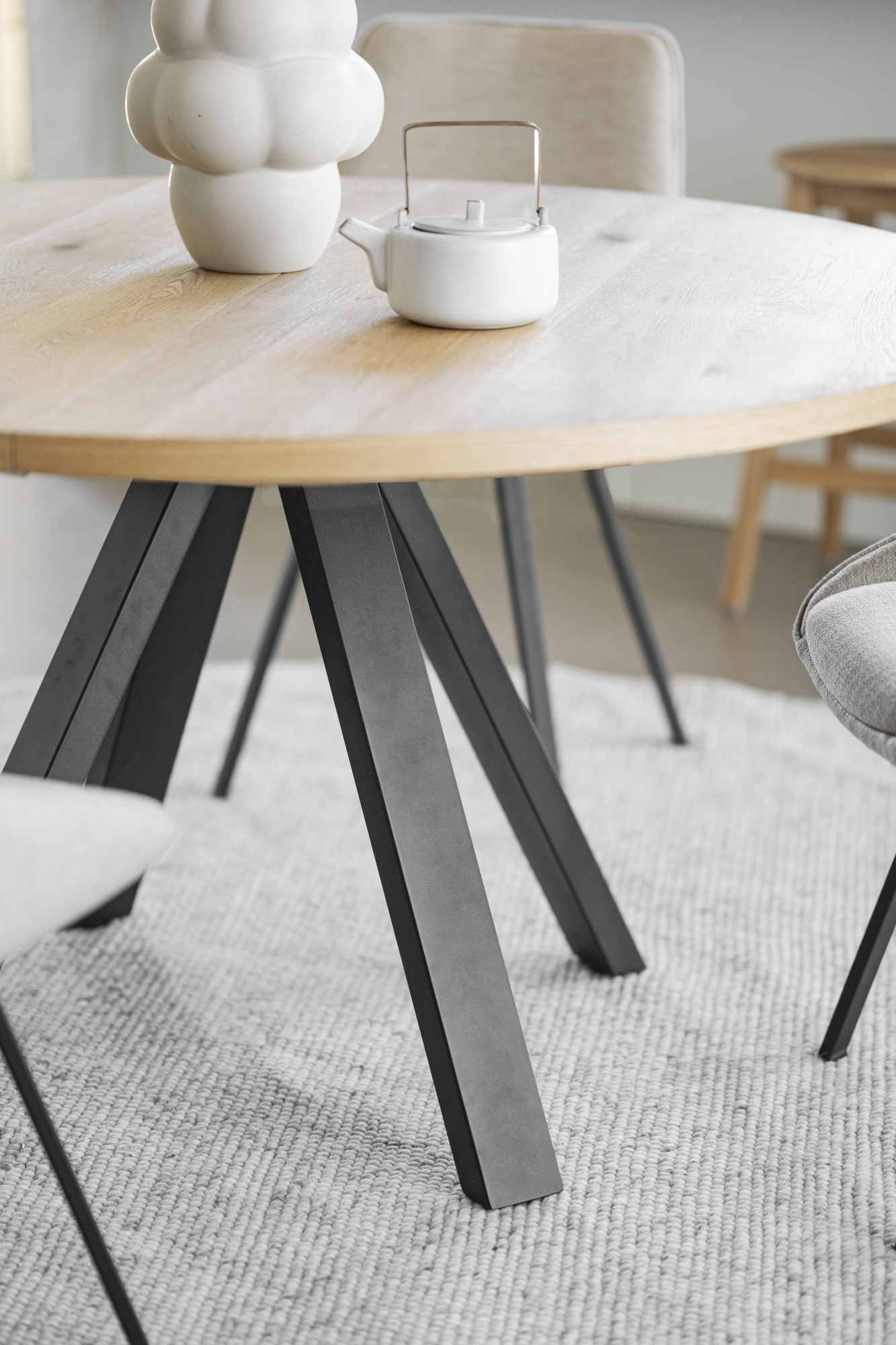 Esstisch Maddock Rund 135cm, Eiche Natur – überzeugt mit zeitlosem Stil.