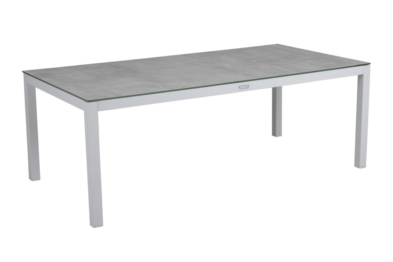 Der Gartencouchtisch Belfort überzeugt mit seinem modernen Design. Gefertigt wurde die Tischplatte aus Metall und besitzt einen weißen Farbton. Das Gestell ist auch aus Metall und hat eine weiße Farbe. Der Tisch besitzt eine Länger von 140 cm.