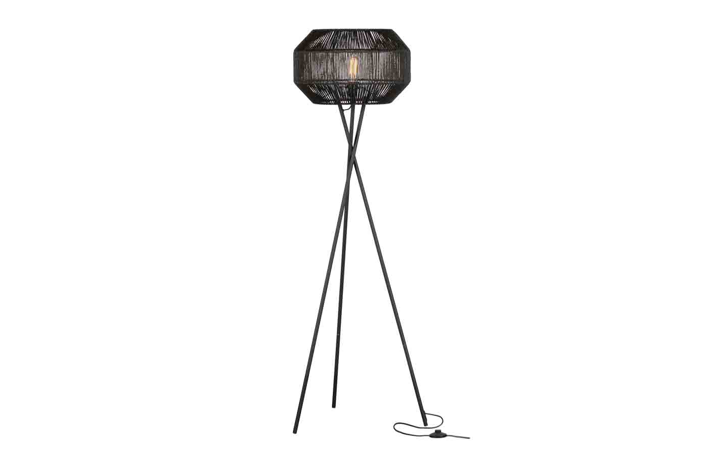 Traumhafte Stehleuchte mit einem filigranen Dreifuß aus Metall, der Leuchtschirm aus natürlicher Jute in Schwarz gefärbt unterstreicht das zeitlose Design
