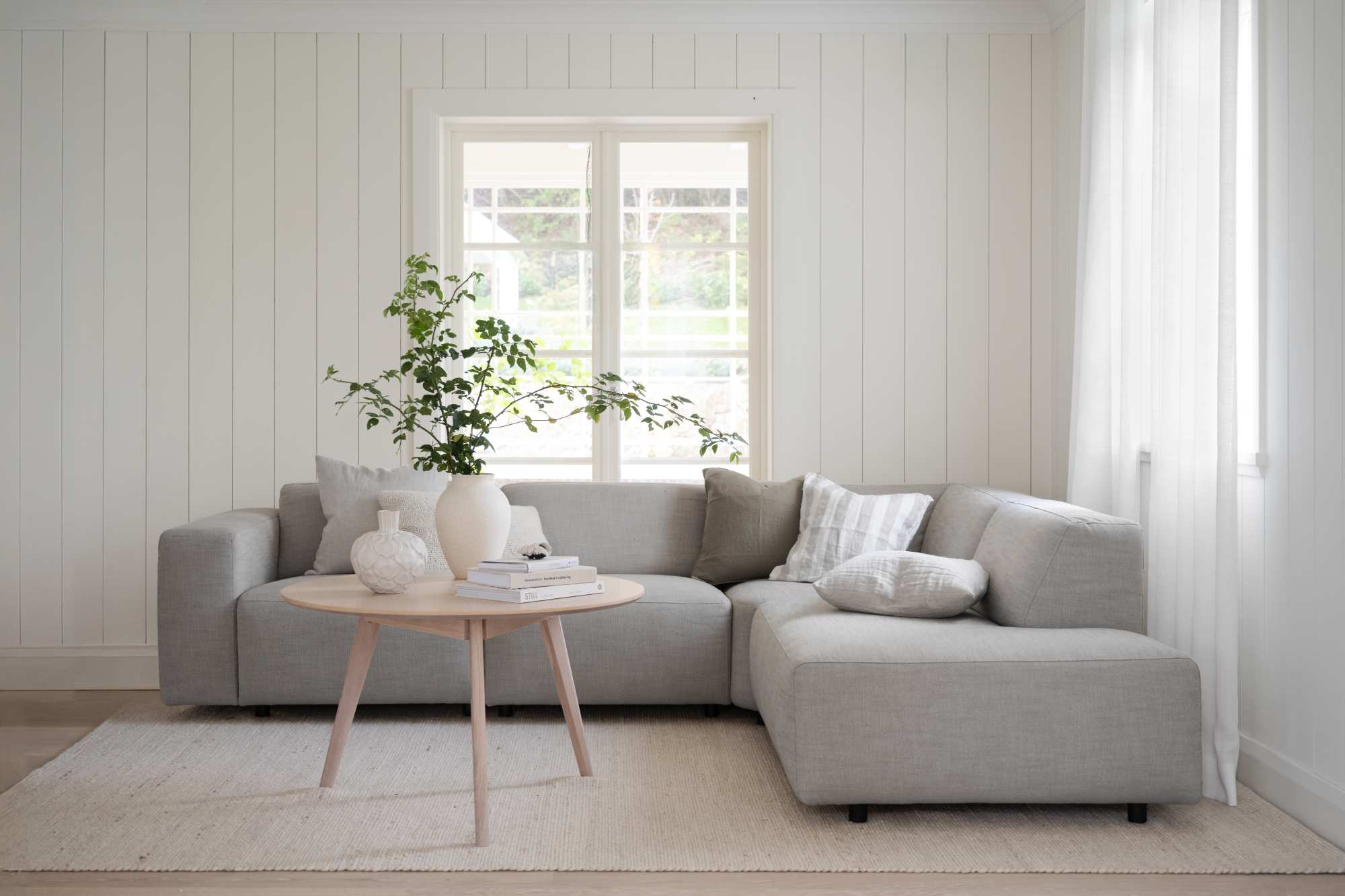 Edles Möbelstück: Couchtisch Yumi Rund 90cm, Esche Weiß pigmentiert für stilvolle Einrichtung.