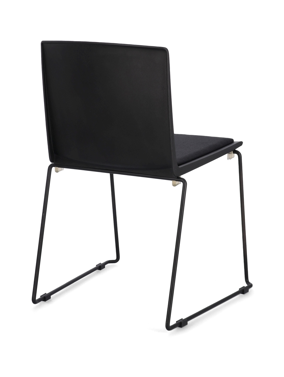 Der Esszimmerstuhl Giulia überzeugt mit seinem modernen Stil. Gefertigt wurde er aus Kunststoff, welches einen schwarzen Farbton besitzt. Das Gestell ist aus Metall und hat eine schwarze Farbe. Der Stuhl besitzt eine Sitzhöhe von 46 cm.