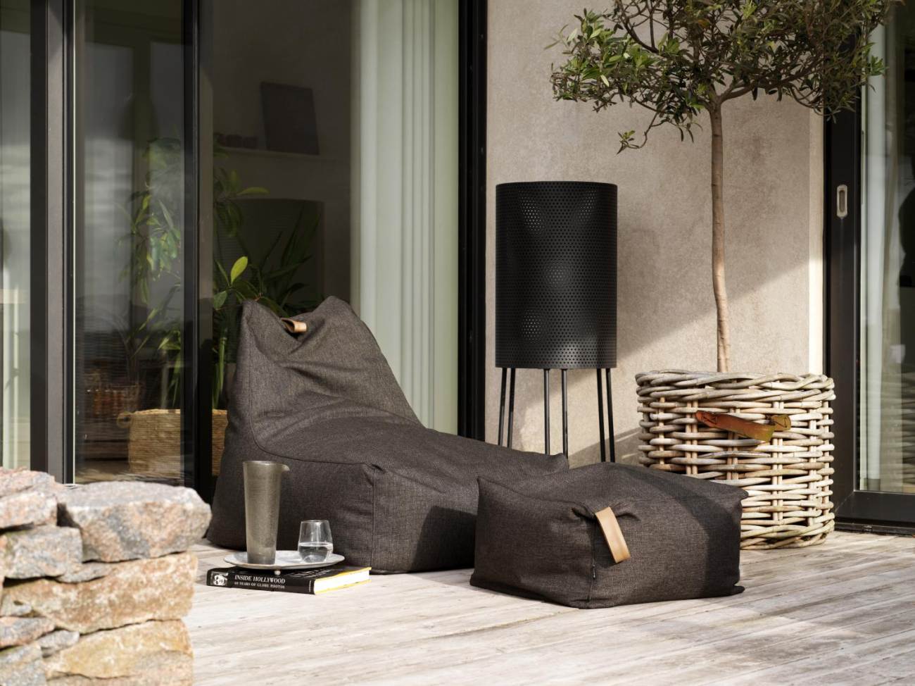 Der Gartensessel Kotte überzeugt mit seinem modernen Design. Gefertigt wurde er aus Olefin-Stoff, welches einen schwarzen Farbton besitzt. Die Sitzhöhe des Sessels beträgt 28 cm.