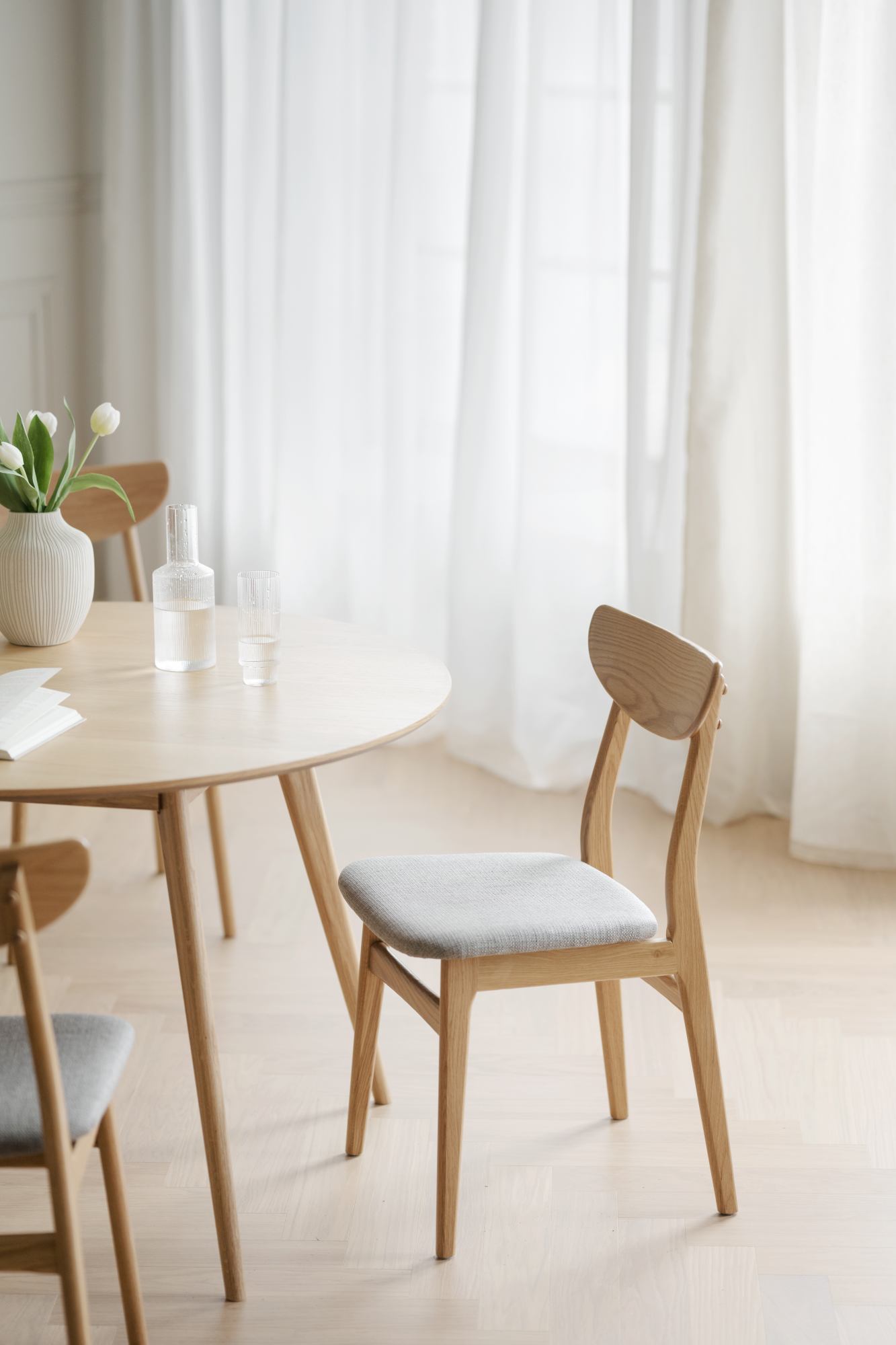 Design trifft Funktion: Stuhl Rodham 2er Set, Eiche / Hellgrau.