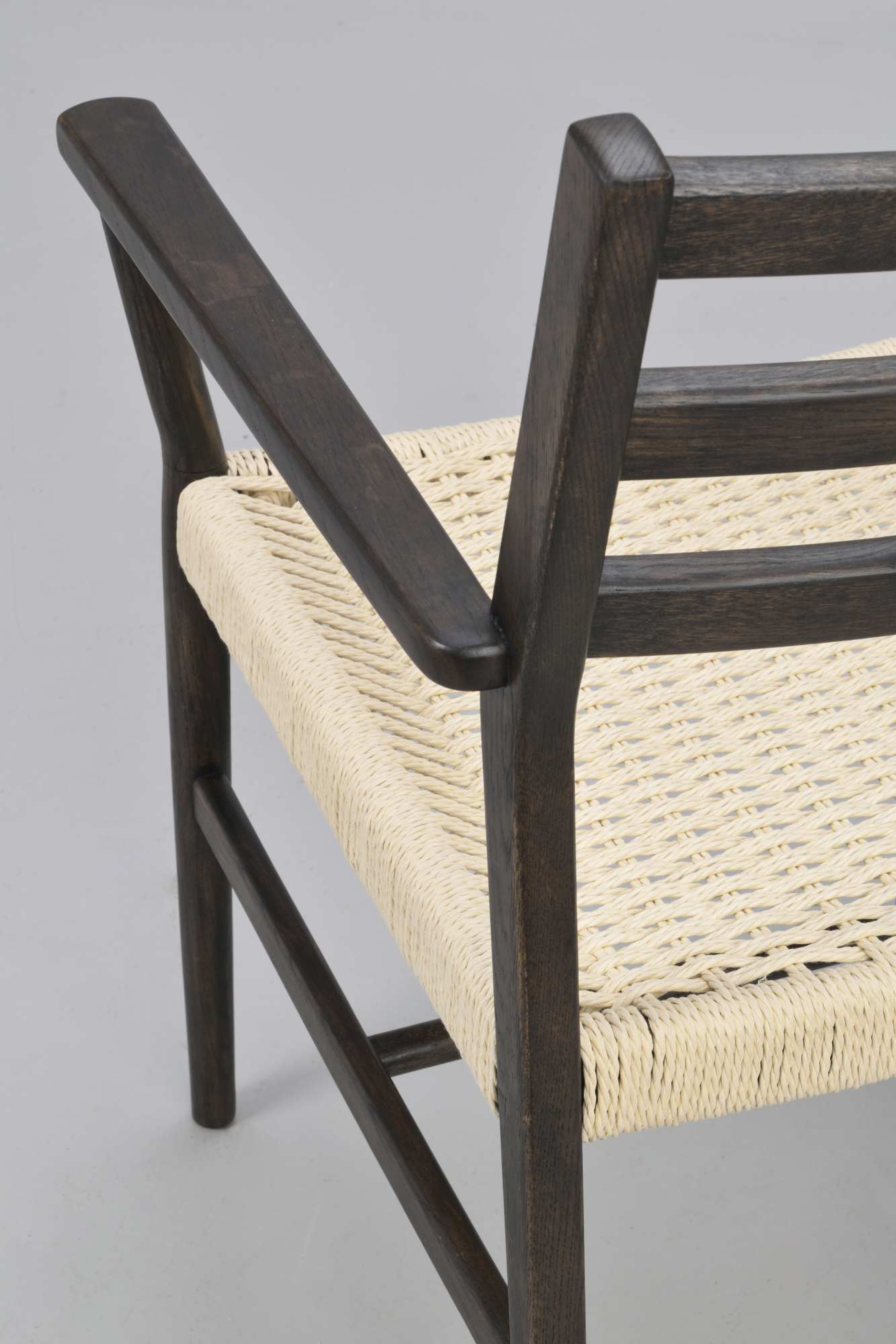 Hochwertiger Stuhl Harlan mit Armlehne, Eiche Braun / Hellbeige für jede Einrichtung.