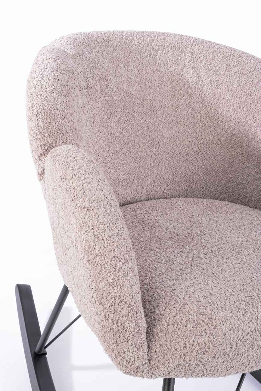 Der Schaukelsessel Sibilla überzeugt mit seinem modernen Stil. Gefertigt wurde er aus Stoff, welcher einen altrosa Farbton besitzt. Das Gestell ist aus Metall und hat eine schwarze Farbe. Der Sessel besitzt eine Sitzhöhe von 48 cm.