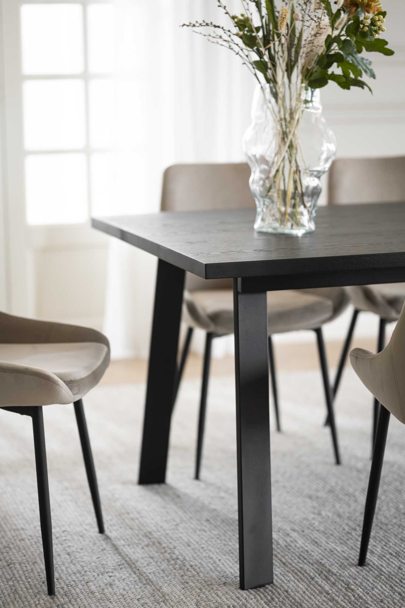 Edles Möbelstück: Esstisch Winnipeg 200x100cm, Eiche Schwarz für stilvolle Einrichtung.