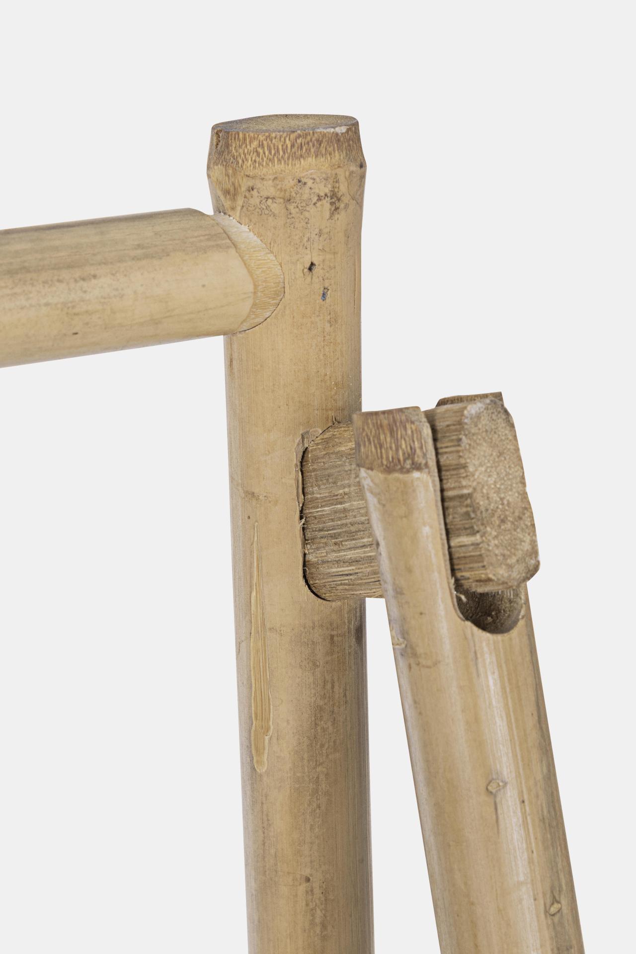 Das Regal Joyce überzeugt mit seinem klassischen Design. Gefertigt wurde es aus Bambusholz, welches einen natürlichen Farbton besitzt. Das Gestell ist auch aus Bambus. Das Bücherregal verfügt über drei Böden. Die Breite beträgt 56 cm.