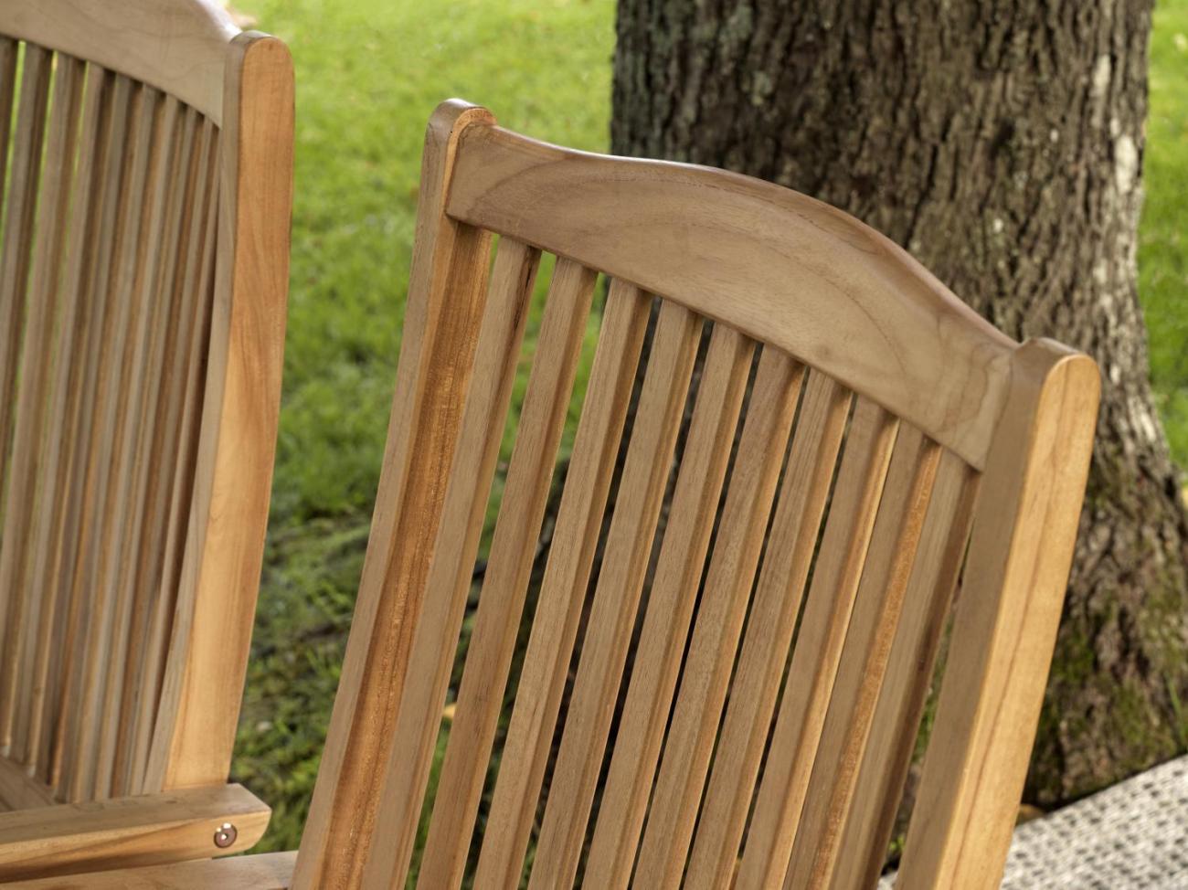 Der Gartenstuhl Veronica überzeugt mit seinem modernen Design. Gefertigt wurde er aus Teakholz, welches einen natürlichen Farbton besitzt. Das Gestell ist auch aus Teakholz und hat eine natürliche Farbe. Die Sitzhöhe des Stuhls beträgt 45 cm.