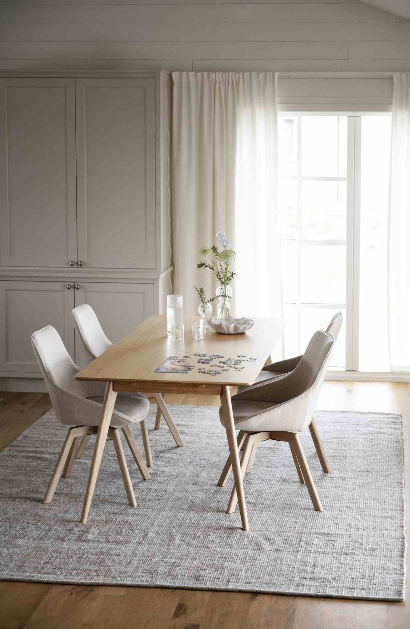 Esstisch Yumi Rechteckig 190x90cm, MDF Eiche Natur – überzeugt mit zeitlosem Stil.